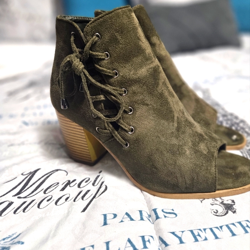 Shoes - Picture 1 of 2